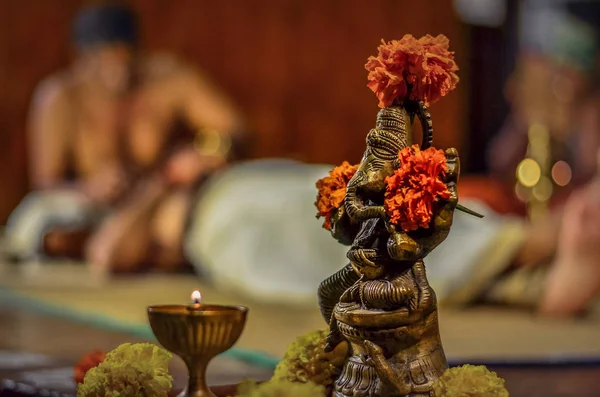 Close Ganesha Estátua Com Uma Lâmpada Acesa Frente Como Artistas — Fotografia de Stock