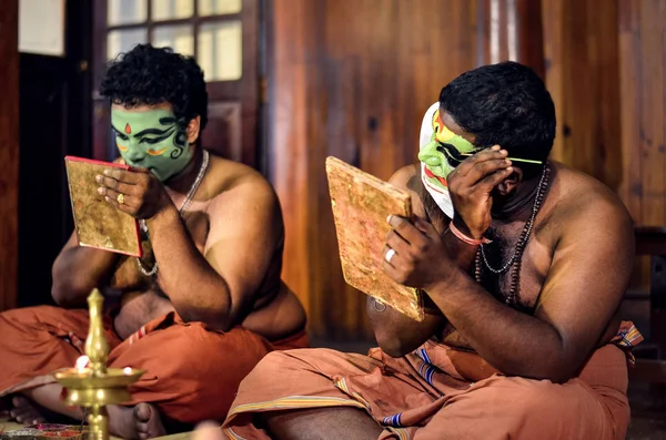 Fort Kochi Kerala Índia Dois Artistas Kathakali Preparando Aplicando Maquiagem — Fotografia de Stock