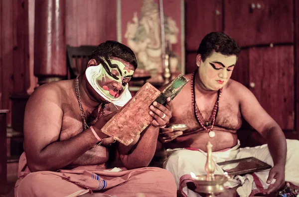 Fort Kochi Kerala Índia 2019 Dois Artistas Kathakali Preparando Aplicando — Fotografia de Stock