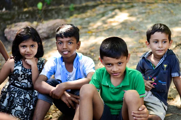 印度喀拉拉邦 2019年 喀拉拉邦的一群小孩坐在岩石上摆姿势拍照 — 图库照片