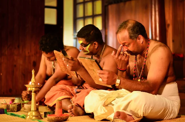 Fort Kochi Kerala Índia 2019 Kathakali Artistas Aplicando Auto Maquiagem — Fotografia de Stock