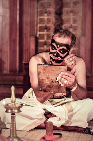 Artista Kathakali Preparando Aplicando Maquiagem Mesmo Kathakali Uma Forma Dança — Fotografia de Stock
