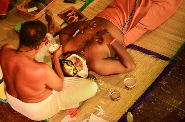 Fort Kochi Kerala Índia 2019 Artista Kathakali Deitado Recebendo Ajuda — Fotografia de Stock