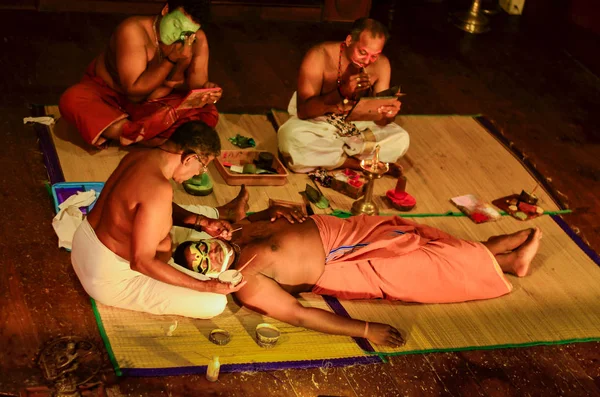 Fort Kochi Kerala Índia 2020 Kathakali Artista Deitado Recebendo Ajuda — Fotografia de Stock