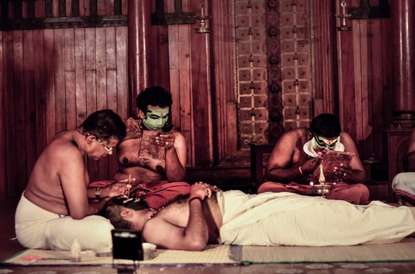 Fort Kochi Kerala Índia 2020 Kathakali Artista Deitado Recebendo Ajuda — Fotografia de Stock