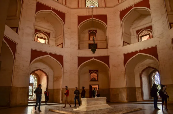 People Visiting Inner Chamber Humayun Tomb Marble Tomb Built Grave — Stock Photo, Image