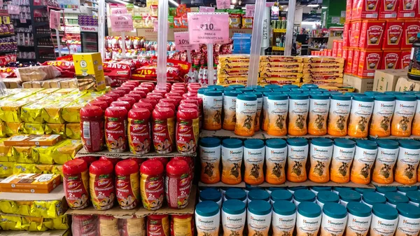 Delhi, Hindistan modern perakende mağaza satış üzerinde marka ile bölüm sunar