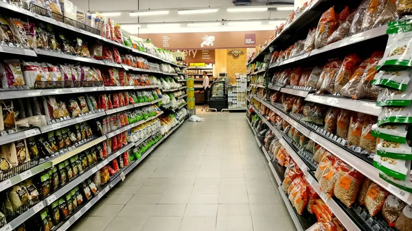 Popüler Fmcg markalar modern bakkal outlet alışveriş merkezi, Delhi, Hindistan Aralık 2018 koridorda üzerinde görüntülenir. Burada görüntülenen ürünlerdir ve Özet olarak görsel mağazacılık, Raf yerleşimi ve kullanılabilirlik