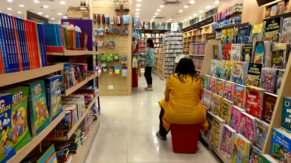 印度德里 2019年 在购物中心的书店里 妇女们阅读和浏览书籍 — 图库照片