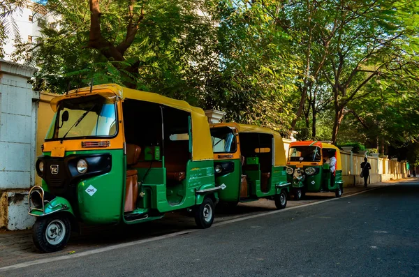Üç otomatik rickshaws 2018 yaklaşık Delhi, commuters için bekleyen yolun kenarında park etmiş. Otomatik çekçek Delhi ve tüm toplu taşıma çok popüler bir şeklidir. 