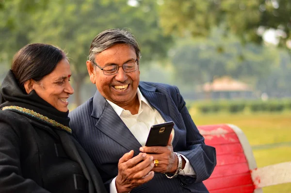 Pareja Mayor Trabajando Móvil Hablando Sonriendo Riendo Parque Invierno Delhi —  Fotos de Stock