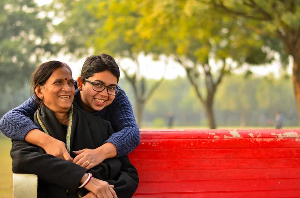 Jonge Indiase Vrouw Lachen Met Haar Moeder Die Een Rode — Stockfoto