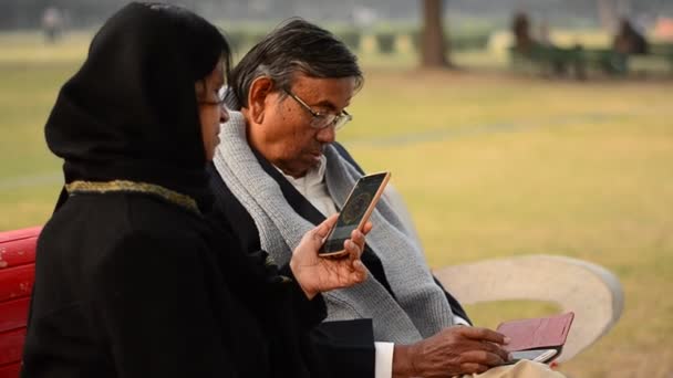 Pareja Ancianos Leyendo Desde Trabajando Móvil Leyendo Hablando Sonriendo Relajándose — Vídeos de Stock