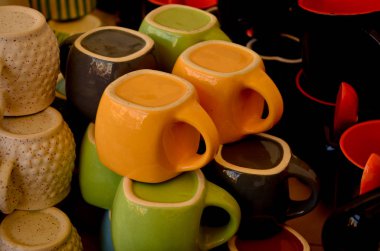 Kalkık / fantezi renkli toprak seramik porselen çanak çömlek uyarayım, fincan'bir yol kenarı semt pazarı durak ters / sergi merkezi Hindistan'da