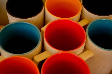 Üstten Görünüm fantezi renkli toprak seramik porselen çanak çömlek uyarayım, fincan'bir yol kenarı piyasa ahır, kapat / sergi merkezi Hindistan'da