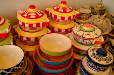 Hindistan'da bir yol kenarında pazar tezgahında renkli toprak seramik Porselen çanak çömlek ve çorba kaseleri üst görünümü yakın