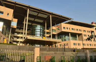 Delhi, Hindistan, 2019. Ön görünüm Pencap Ulusal Bankası (Pnb) Dwarka Kurumsal ofis binası, Önünde Hint Ulusal Bayrağı ile Dwarka Sektör 10 metro istasyonu yakınında.