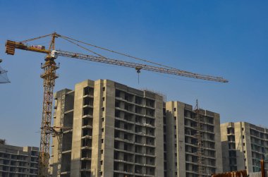 Gurgaon, Noida, Mumbai ve Delhi Ncr skyline karşı bina inşaat yüksek doğmak altında çalışma Crane. Bunlar office gayrimenkul projeleri konut modern modern mimarisi övünme.