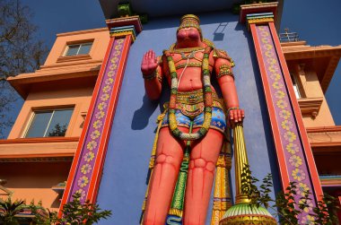 Delhi, Hindistan'da bir Tapınak binası dışında eski büyük kırmızı renkli Hindu tanrısı Hanuman heykeli görünümü