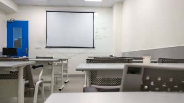 Mavi kapı, beyaz duvarları, beyaz tahta İskandinav mimarisi ile modern sınıf.