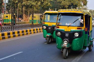 Şehirde yarış 2 oto çekçek. Bu Cng yakıtlı otomobil Hint yollarda popüler bir kentsel ulaşım, Delhi, Mumbai, Pune, Lucknow, Haydarabad, Bangalore, Chennai, Noida, Gurgaon, Hindistan