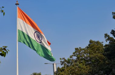 Hint ulusal bayrak, tricolor çırpınan ve Connaught Place, Delhi, Hindistan, Central Park'ta açılıyor. O Hindistan'da Genel ekranda en büyük Hint bayraktır.