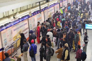 metro arriving as people wait to get in rajiv chowk