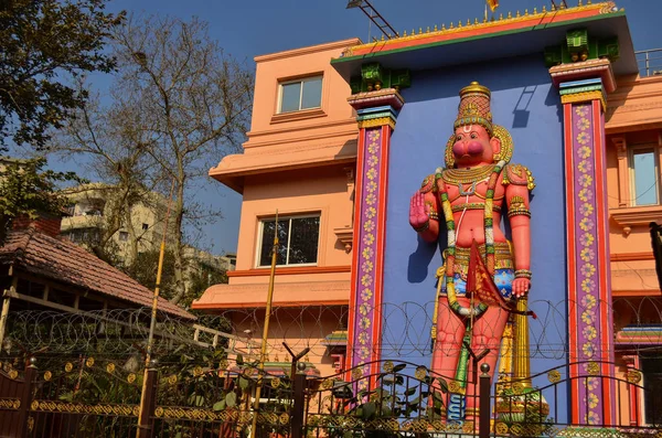 Delhi, Hindistan'da bir Tapınak binası dışında eski büyük kırmızı renkli Hindu tanrısı Hanuman heykeli görünümü