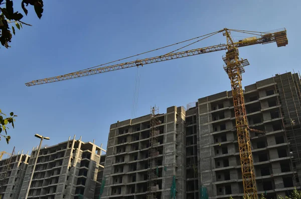 Кран Занятть Будівництва Висотних Житловий Комплекс Проти Skyline Ґурґаон Noida — стокове фото