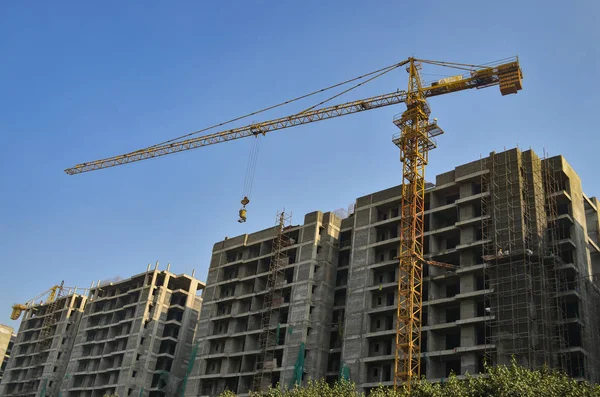 Кран Занятть Будівництва Висотних Житловий Комплекс Проти Skyline Гургаон Нойда — стокове фото