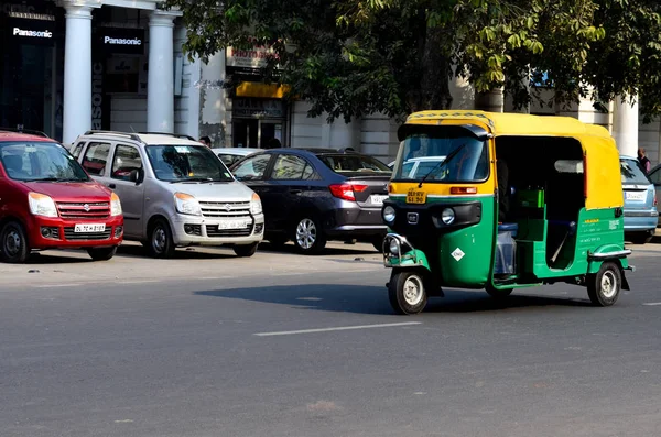 印度德里 2019年 看起来像 Cng 燃料汽车 赛车在路上 是一个流行的城市交通在印度道路上 勒克瑙 斋浦尔 海得拉巴 — 图库照片