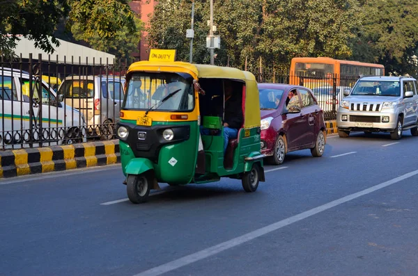 Delhi, Hindistan, 2019. Empatik Cng seyir devam yarış yolda yakıt autorickshaw Hint yollarda, Mumbai, Pune, Lucknow, Jaipur, Hyderabad, Banglore, Gurgaon, Noida, Hyderabad, Hindistan popüler bir kentsel ulaşım olduğunu