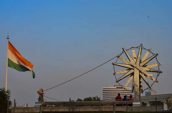 Dev çıkrık Ahmadabad, Surat, Gandhinagar, Gujarat, Delhi, Hindistan Hint üç renkli sallayarak zemin karşı. Ne zaman kendi khadi elbisesini dönmeye kullanmış charkha (çıkrık) Mahatma Gandhi tarafından popüler yapıldı.