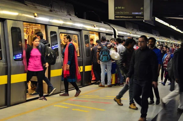 Gente bajándose del tren de stock, imágenes de Gente del tren sin | Depositphotos
