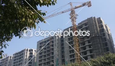 İnşaat yüksek doğmak konut kompleksi Gurgaon, Noida, Mumbai ve Delhi Ncr skyline karşı altında düşük açılı vurdu. Bunlar office gayrimenkul projeleri konut modern modern mimarisi övünme. Burada görülen bir vinç eylem kaldırma çimento olduğunu