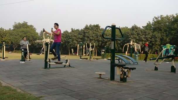 Delhi Hindistan 2019 Zaman Atlamalı Egzersiz Açık Toplum Spor Salonları — Stok video