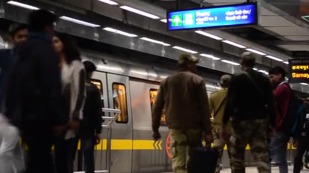 Delhi India 2020 People Getting Delhi Metro Closing Leaving Station — Stock Video