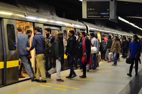Delhi, Hindistan, 2019. Yoğun bir metro istasyonunda trenden inen insanların yan açı çekimi. Metro Jaipur, Lucknow, Kolkata, Haydarabad, Mumbai ve Bangalore insanlar için modern ulaşım 