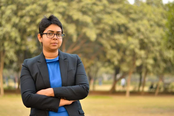 Close Portret Van Een Zelfverzekerde Jonge Indiase Corporate Professionele Vrouw — Stockfoto