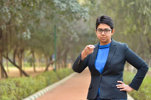 Retrato Uma Jovem Indiana Confiante Mulher Profissional Corporativa Com Cabelo — Fotografia de Stock