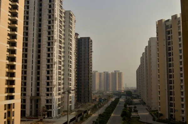 Satır modern yaşam toplum lüks toplum, yüksek doğmak, çok katlı konut daire binanın Delhi Ncr, Mumbai, Pune, Hyderabad, Lucknow, Jaipur, Kalküta, Noida, Gurgaon, Chennai, Bangalore