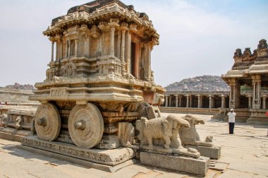Taş arabası Hampi, Karnataka, Hindistan 'daki Vitthala tapınağında fil çifti tarafından çekilmiş. Hampi 'deki anıtlar UNESCO Dünya Mirası alanı şeklindedir. Onun Rs500 yeni Hint para notu üzerine basılmış