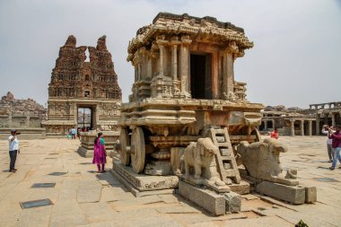 Taş arabası Hampi, Karnataka, Hindistan 'daki Vitthala tapınağında fil çifti tarafından çekilmiş. Hampi 'deki anıtlar UNESCO Dünya Mirası alanı şeklindedir. Onun Rs500 yeni Hint para notu üzerine basılmış