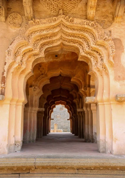 Intrikata Sniderier Välvda Korridoren Lotus Mahal Palace Hampi Karnataka Indien — Stockfoto