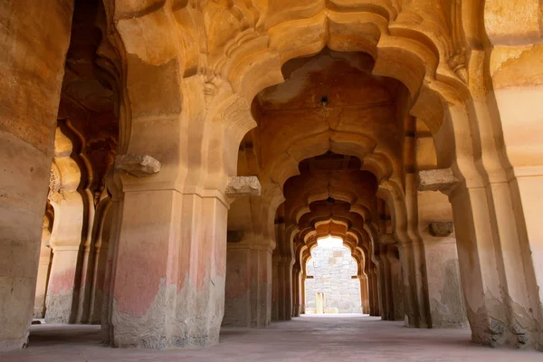 Ingewikkelde Stenen Beelden Gebogen Gang Van Lotus Mahal Palace Hampi — Stockfoto