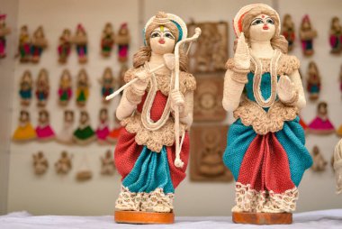 Hindu tanrısı Ram Sita kuklalar Satılık Delhi Haat, Delhi, Hindistan bir el sanatları sergisi de ekranda jüt dışında yapılan