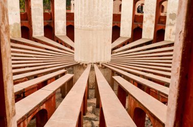 Rama Yantra Jantar Mantar, Delhi, Hindistan bir Jaipur Mihrace Jai Singh II tarafından inşa edilen, içten bir bakış. Güneş saat ve aletleri zamanı ölçmek için evler. 