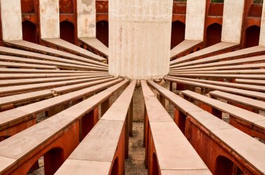Rama Yantra Jantar Mantar, Delhi, Hindistan bir Jaipur Mihrace Jai Singh II tarafından inşa edilen, içten bir bakış. Güneş saat ve aletleri zamanı ölçmek için evler. 