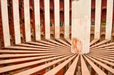 Rama Yantra Jantar Mantar, Delhi, Hindistan bir Jaipur Mihrace Jai Singh II tarafından inşa edilen, içten bir bakış. Güneş saat ve aletleri zamanı ölçmek için evler. 