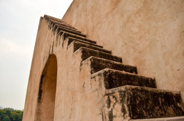 Samrat Yantra 'nın tepesine çıkan merdivenler, dünyanın en büyük güneş saati Jantar Mantar, Delhi' de..